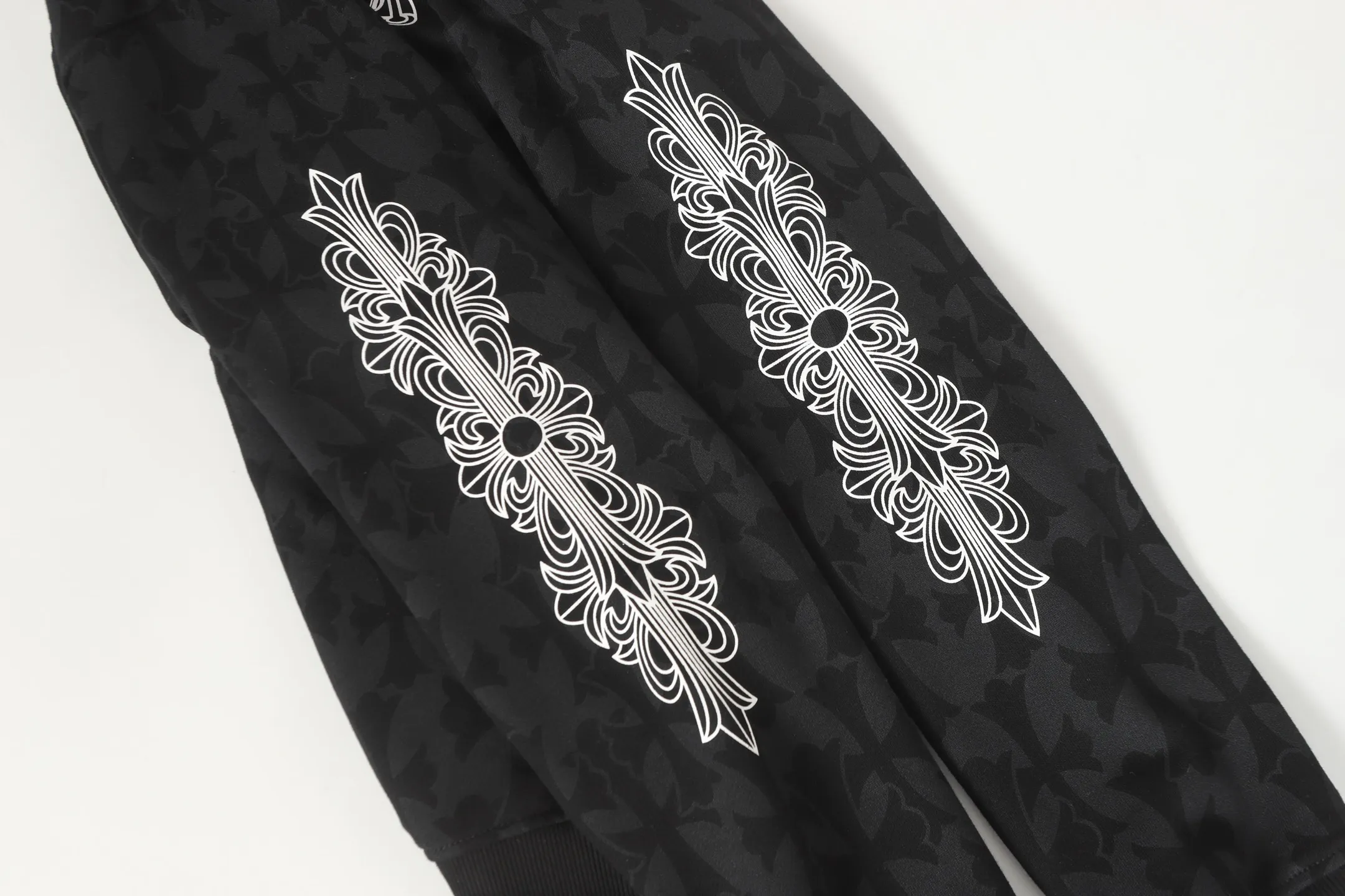 P280 #L3120 cross-border model. Those who pursue quality should not place an order. -Chrome Hearts/Chrome Heart Dark Pattern Cross✝️Horseshoe Sanskrit Hooded Sweatshirt -High weight, high density and high quality. The wool is soft, delicate and skin-friendly. It feels soft and silky. It has excellent warmth and skin-friendly properties.